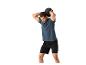 Homme en tenue de sport tenant un medecine-ball au-dessus de sa tête.