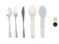 Couteau, fourchette, cuillère en métal et cuillères à emporter en plastique beige et gris.