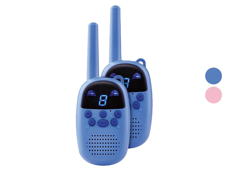 Deux talkie-walkies bleus avec écrans numériques et boutons, avec des échantillons de couleur rose et bleu.
