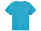 Un t-shirt bleu clair à manches courtes.