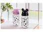 Deux bouteilles d'eau avec des pailles, une avec Mickey Mouse et une avec Minnie Mouse.