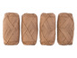Quatre pelotes de fil marron.