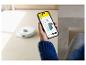 Femme tient un smartphone avec une application d'aspirateur robot affichant une carte de la maison.