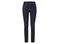 Un jean skinny bleu foncé pour femmes.