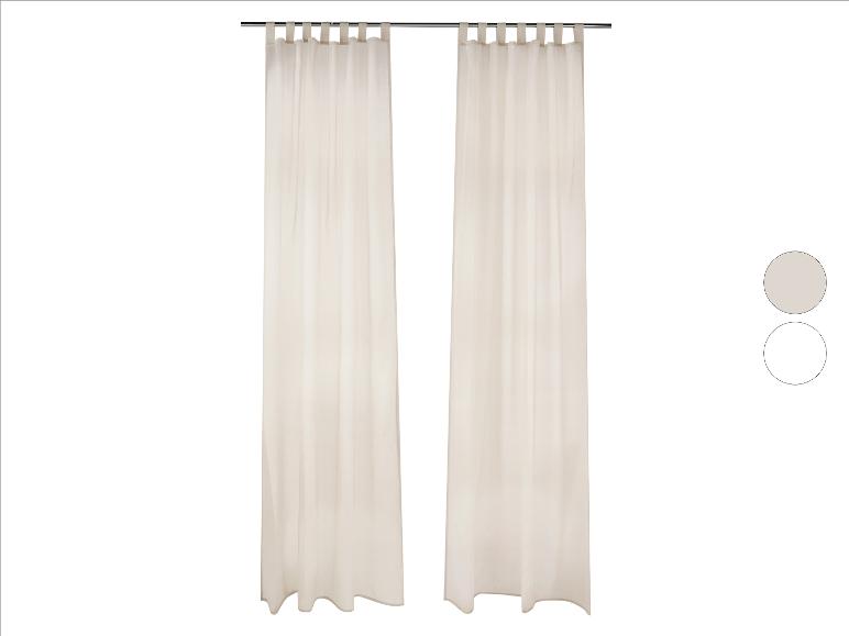 Deux rideaux beige clair à pattes sur une tringle, avec des échantillons de couleur.