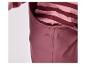 Gros plan sur une combinaison imperméable rose pour enfant.