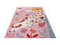 Tapis rose à motifs enfantins : chevaux, fleurs et soleil.