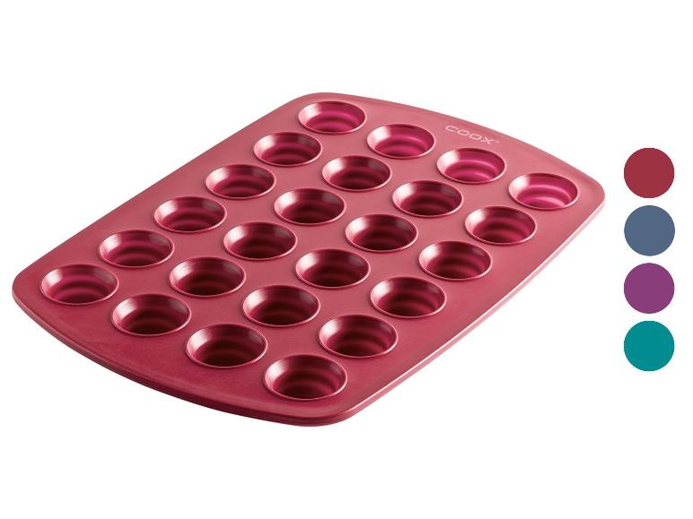 Moule à pâtisserie avec 24 cavités rondes pour faire cuire des cupcakes ou des muffins de Coox.