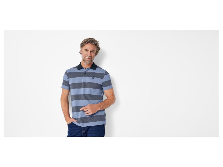 Polo rayé et jeans pour homme.