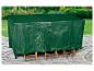 Housse de protection verte pour meubles de jardin sur une table et des chaises.