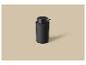 Bouteille distributrice à pompe noire sur fond beige