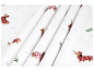 Tissu blanc avec motif de teckels en pulls à carreaux, flocons de neige et feuilles vertes.