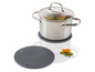 Une casserole avec un couvercle sur un dessous de plat en silicone gris.