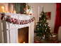Sapin de Noël et guirlande de sachets de l'Avent sur une cheminée.