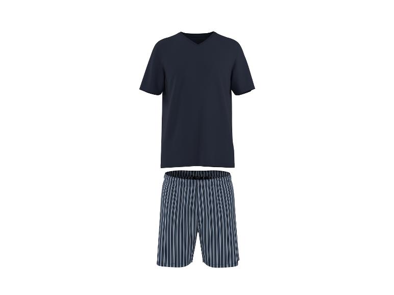 Pyjama homme avec t-shirt bleu marine à manches courtes et short rayé.