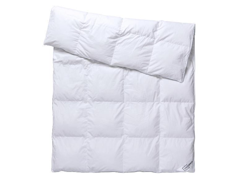 Couette blanche avec un oreiller, avec une étiquette de la marque Livarno Home.