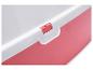 Détail d'un plateau en plastique blanc et rose avec un fermoir rouge.