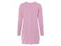 Une robe t-shirt rose à manches longues.