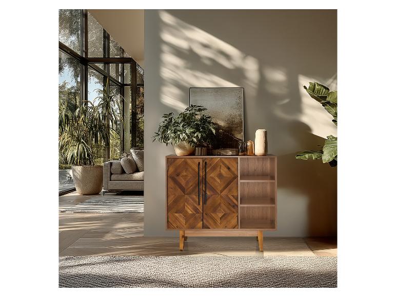 Buffet en bois avec portes à motifs géométriques et étagères ouvertes dans un salon lumineux.