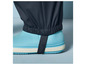 Bottes de pluie bleues avec un pantalon noir par-dessus.