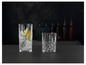 Deux verres avec un motif gravé, un avec du citron et de la glace
