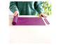 Un tapis de cuisson en silicone violet Coox avec un ruban de mesure et un bord droit.