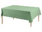 Nappe vert clair sur une table en bois.