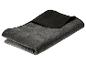 Couverture gris foncé pliée avec un motif matelassé en forme d'éventail