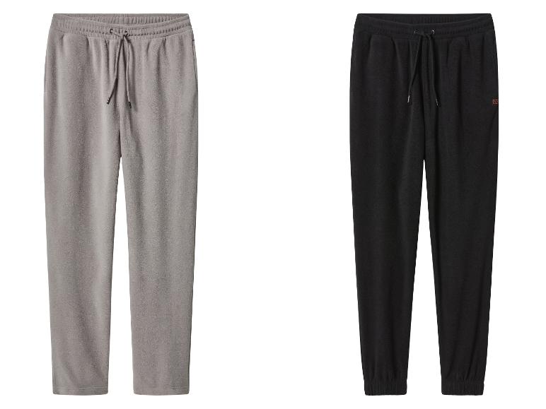 Deux pantalons de survêtement en polaire, un gris et un noir.
