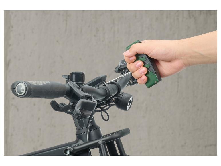 Main tenant le guidon d'un vélo électrique Bosch
