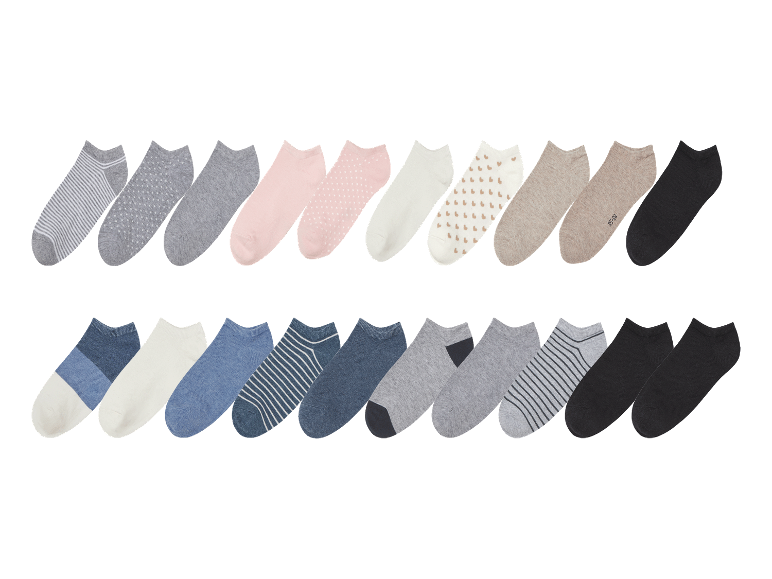 24 paires de chaussettes courtes de couleurs et motifs variés.