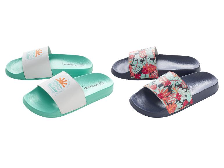 Deux paires de claquettes: turquoise avec une sangle blanche imprimée et bleu marine à motif floral.