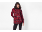 Chemise à carreaux rouge à manches longues pour femme avec pantalon noir.