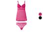 Un ensemble de lingerie rose avec une culotte et une chemise de nuit.
