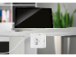 Ordinateur portable sur un bureau avec un cube de prises Tronic blanc avec ports USB.