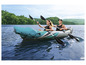 Deux personnes dans un kayak gonflable sur un lac.