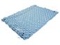 Matelas pneumatique bleu clair pour le camping ou la randonnée.