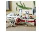 Ensemble LEGO Star Wars avec un vaisseau spatial blanc, des figurines et un droïde sur une table en bois.