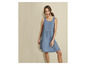 Une femme portant une robe en jean bleu.