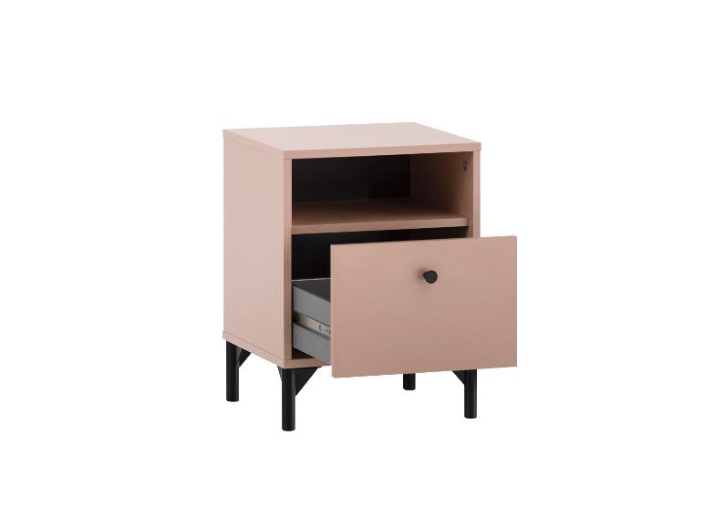 Table de chevet rose avec étagère ouverte et tiroir ouvert avec bouton noir.