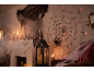 Décoration d'Halloween avec toile d'araignée illuminée, bougies et fausse toile.