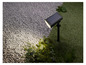Un lampadaire solaire de jardin noir dans un jardin de gravier