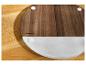 Planche ronde en bois et marbre SilverCrest sur une table en bois.