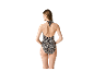 Femme en maillot de bain léopard avec décolleté halter.