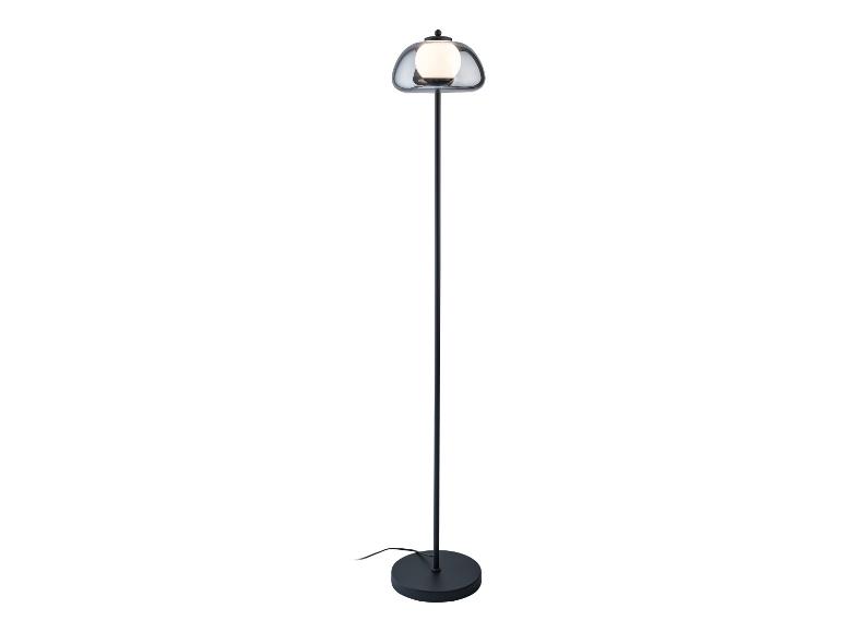 Lampe sur pied noire avec abat-jour gris.