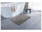 Tapis de bain gris près d'une baignoire.