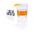 Un verre de whisky avec un zeste de citron et des pierres à whisky.