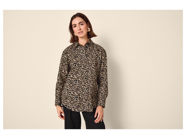 Femme en chemise imprimé léopard et pantalon noir.