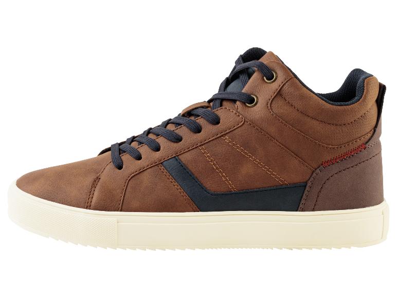 Baskets en cuir marron avec lacets.