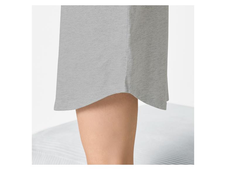 Bas d'une robe grise avec un ourlet asymétrique et une jambe exposée.
